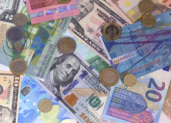 US-Dollar fallt auf Rekordtief zum Franken und Euro